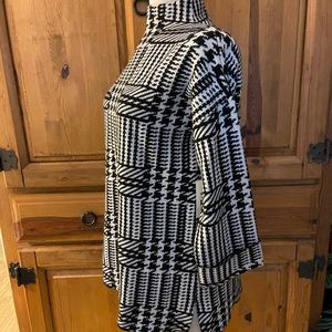 Max Studio Women’s NWT Black/white Herringbone Sweater Medium